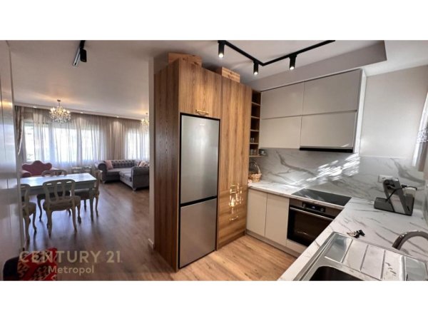 Tirane, jepet me qera apartament 2+1 Kati 1, 130 m² 850 € (KODRA E DIELLIT 2)