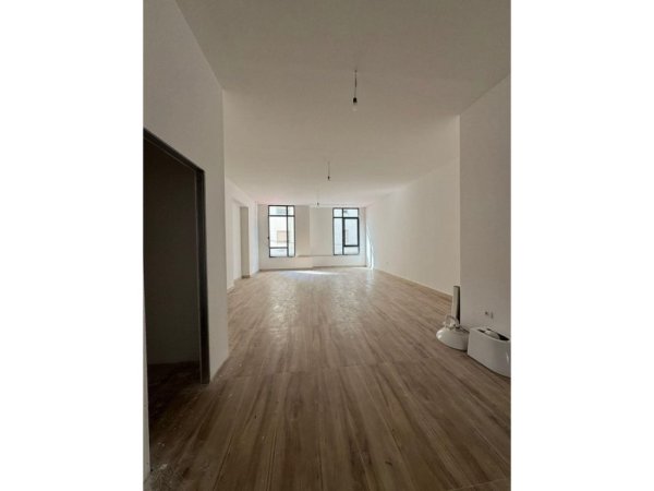 Tirane, jepet me qera zyre Kati 1, 72 m² 1.300 € (Donika Center)