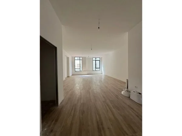 Tirane, jepet me qera zyre Kati 1, 72 m² 1.300 € (Donika Center)