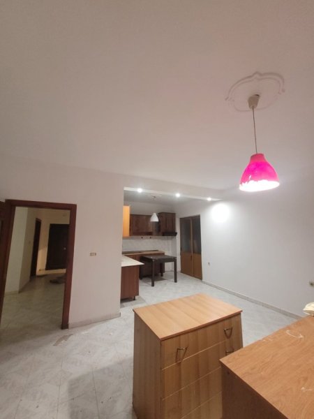 Tirane, jepet me qera apartament 3+1 Kati 1, 122 m² 400 € ( JEPET ME QERA SUPER APARTAMENT 3+1 NE QYTET STUDENT)