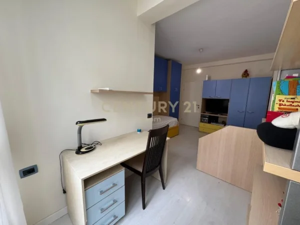 Tirane, jepet me qera apartament 2+1 Kati 5, 99 m² 1.000 € (KOMUNA E PARISIT)