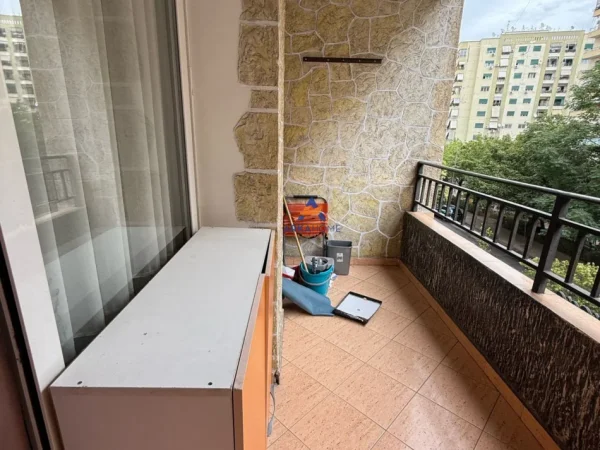 Tirane, jepet me qera apartament 2+1+Ballkon Kati 2, 91 m² 700 € (PRANE LULISHTES,KOMUNA E PARISIT)