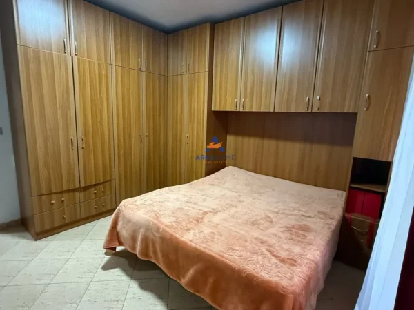 Tirane, jepet me qera apartament 2+1+Ballkon Kati 2, 91 m² 700 € (PRANE LULISHTES,KOMUNA E PARISIT)