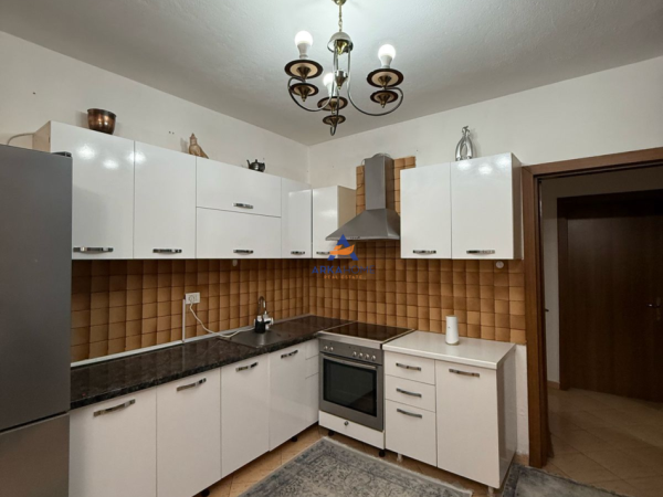 Tirane, jepet me qera apartament 2+1+Ballkon Kati 2, 91 m² 700 € (PRANE LULISHTES,KOMUNA E PARISIT)