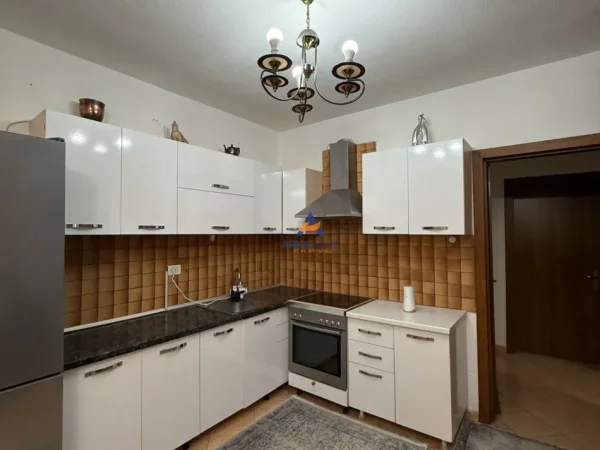 Tirane, jepet me qera apartament 2+1+Ballkon Kati 2, 91 m² 700 € (PRANE LULISHTES,KOMUNA E PARISIT)