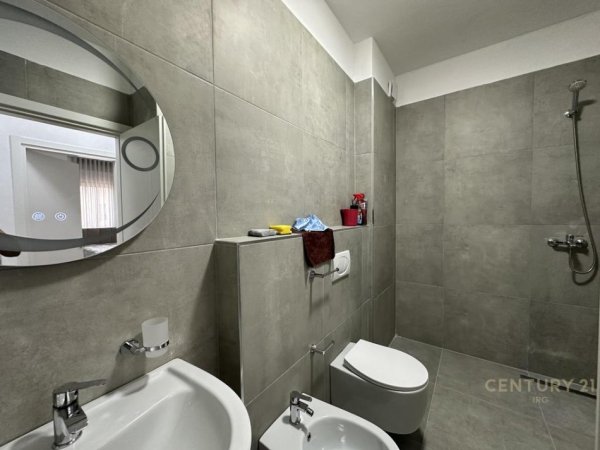 Tirane, jepet me qera apartament 2+1 Kati 5, 92 m² 700 € (Oasis Rezidence)