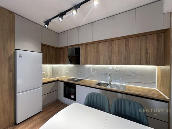 Tirane, jepet me qera apartament 2+1 Kati 5, 92 m² 700 € (Oasis Rezidence)