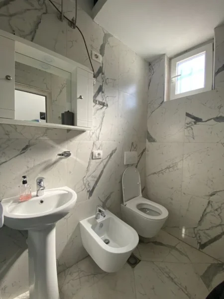 Tirane, jepet me qera apartament 1+1 Kati 0, 50 m² 500 € (Pjeter Budi)
