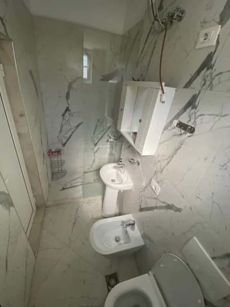 Tirane, jepet me qera apartament 1+1 Kati 0, 50 m² 500 € (Pjeter Budi)