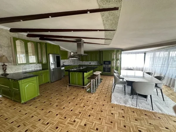 Tirane, jepet me qera apartament 3+1 Kati 7, 330 m² 2.500 € (pranë Lake View)