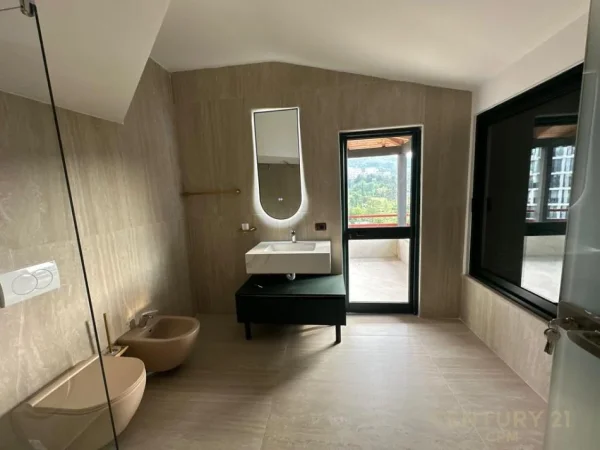 Tirane, jepet me qera apartament 3+1 Kati 7, 330 m² 2.500 € (pranë Lake View)