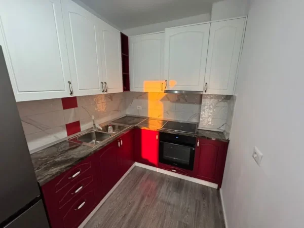 Tirane, jepet me qera apartament 1+1 Kati 5, 110 m² 420 € (Rezidenca klensi)