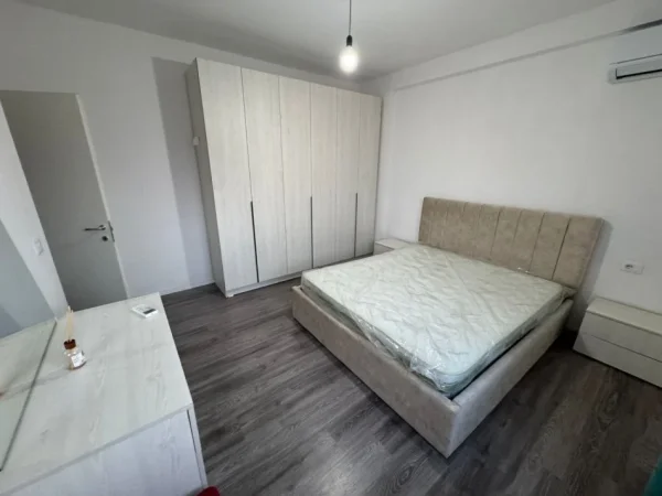 Tirane, jepet me qera apartament 1+1 Kati 5, 110 m² 420 € (Rezidenca klensi)