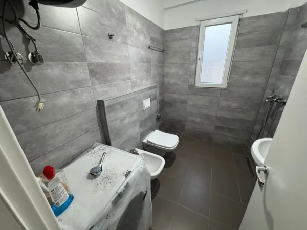 Tirane, jepet me qera apartament 1+1 Kati 5, 110 m² 420 € (Rezidenca klensi)