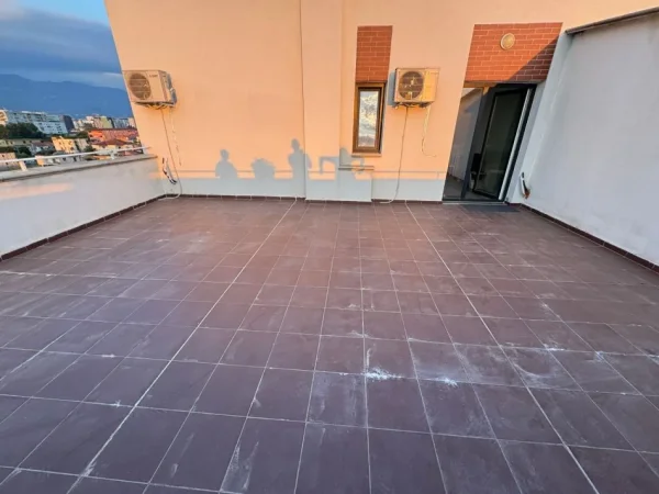 Tirane, jepet me qera apartament 1+1 Kati 5, 110 m² 420 € (Rezidenca klensi)