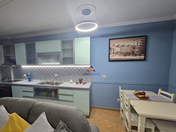 Tirane, jepet me qera apartament 2+1+Ballkon Kati 7, 70 m² 550 € (QENDRA CONDOR,5 MAJI)