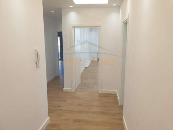 Tirane, jepet me qera ambjent biznesi Kati 7, 124 m² 2.000 € 