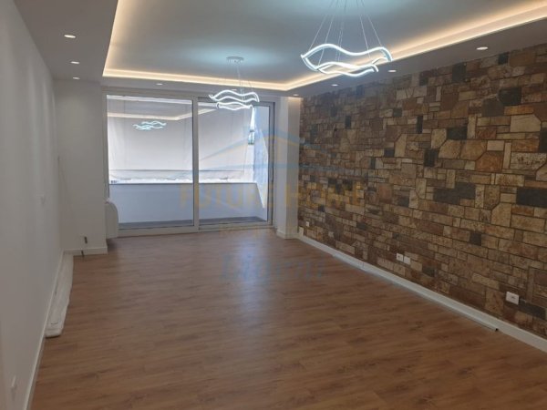 Tirane, jepet me qera ambjent biznesi Kati 7, 124 m² 2.000 € 
