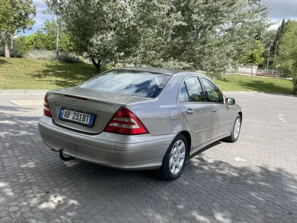 Durres, makine Mersedes-Benz W203 CDI220 elegance Nafte, gri metalizato automatik Kondicioner 290.000 km 4.000 €