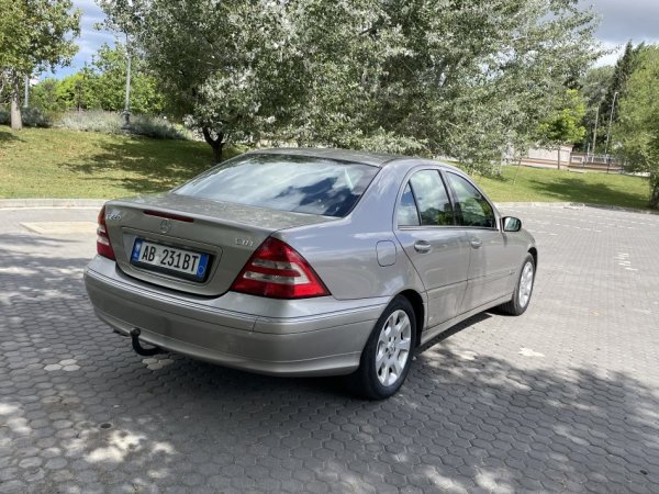 Durres, makine Mersedes-Benz W203 CDI220 elegance Nafte, gri metalizato automatik Kondicioner 290.000 km 4.000 €