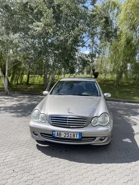 Durres, makine Mersedes-Benz W203 CDI220 elegance Nafte, gri metalizato automatik Kondicioner 290.000 km 4.000 €