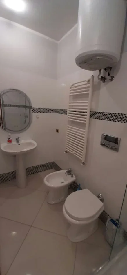 Tirane, jepet me qera apartament 1+1 Kati 3, 80 m² 460 € (Rruga''Dibres")