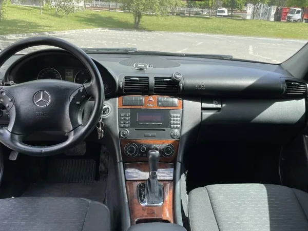 Durres, makine Mersedes-Benz W203 CDI220 elegance Nafte, gri metalizato automatik Kondicioner 290.000 km 4.000 €