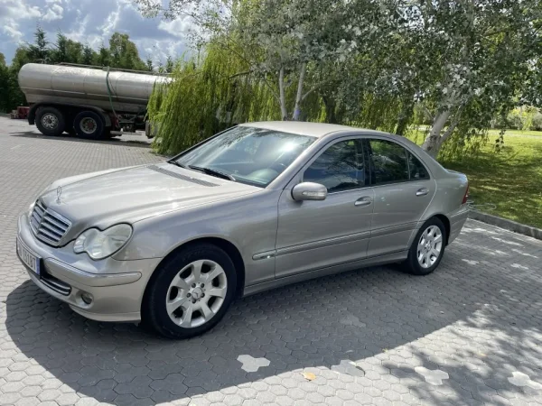 Durres, makine Mersedes-Benz W203 CDI220 elegance Nafte, gri metalizato automatik Kondicioner 290.000 km 4.000 €