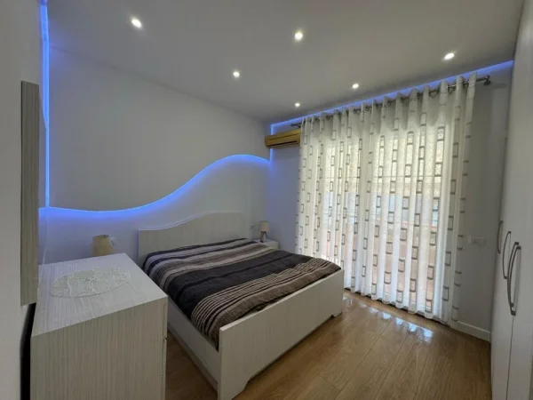 Tirane, jepet me qera apartament 1+1 Kati 1, 70 m² 650 € (Prane Hotel radison)