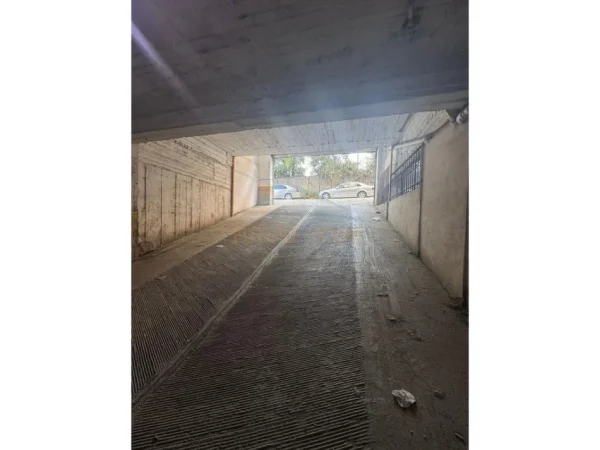 Tirane, jap me qera magazine Kati -1, 170 m² 600 € 