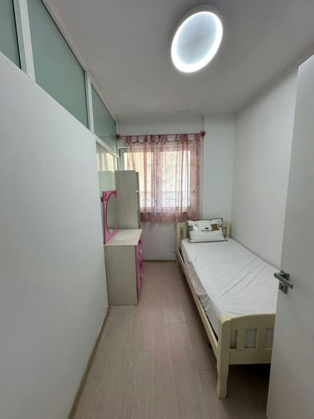 jepet me qera apartament 3+1 Kati 4, 90 m² 810 € (Rruga&quot;Barrikadave&quot;)