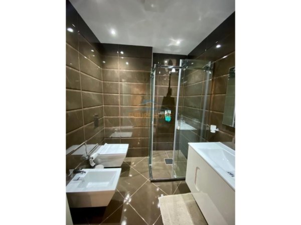 Tirane, jepet me qera apartament 3+1+Ballkon Kati 3, 178 m² 1.200 € 