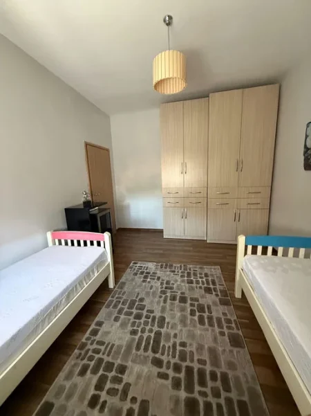 Tirane, jepet me qera apartament 2+1+Ballkon Kati 3, 70 m² 550 € 