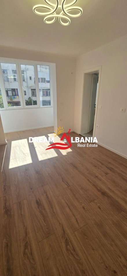 Tirane, shitet garsonier 1+1 Kati 3, 30 m² 95.000 € (ne Myslym Shyr, prane Shkolles Pjeter Budi)