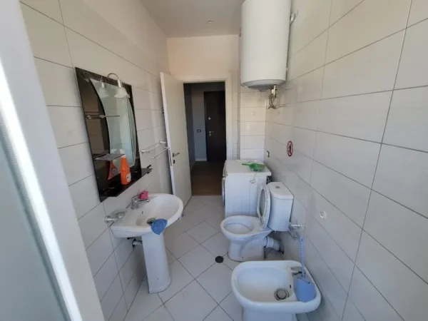 Tirane, jepet me qera apartament 2+1+Ballkon Kati 3, 89 m² 500 € (Brryli)