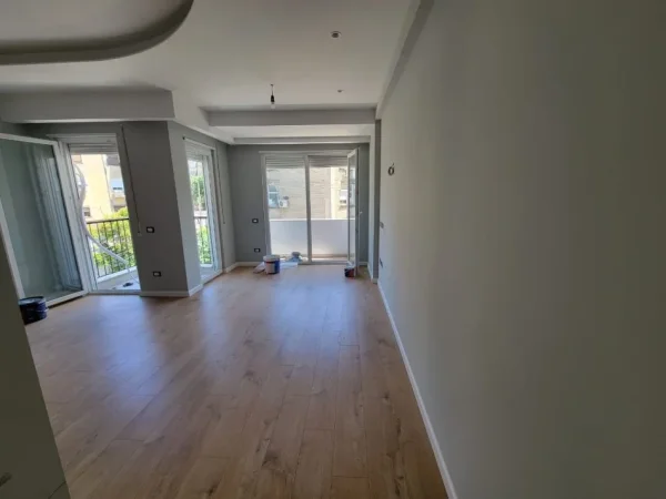 Tirane, jepet me qera apartament 2+1+Ballkon Kati 3, 89 m² 500 € (Brryli)