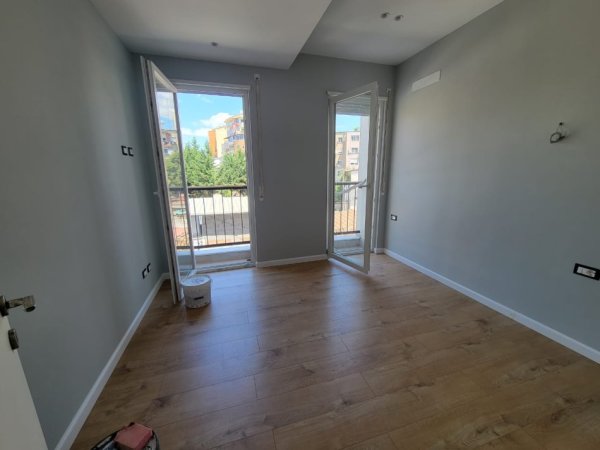 Tirane, jepet me qera apartament 2+1+Ballkon Kati 3, 89 m² 500 € (Brryli)