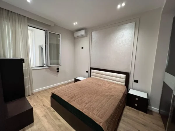 Tirane, jepet me qera apartament 1+1 Kati 1, 80 m² 600 € (Prane rruges se durresit)