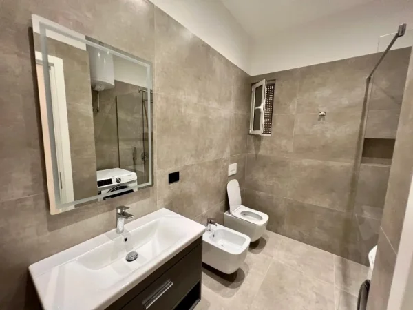 Tirane, jepet me qera apartament 1+1 Kati 1, 80 m² 600 € (Prane rruges se durresit)