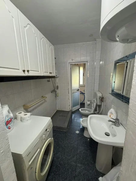 Tirane, jepet me qera apartament 1+1 Kati 3, 60 m² 410 € (Rruga''Kavajes")