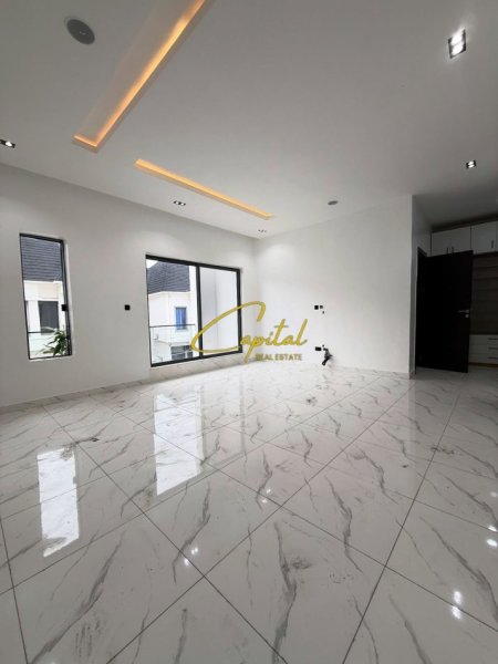 Tirane, jepet me qera zyre Kati 8, 140 m² 1.350 € (ISH EKSPOZITA)