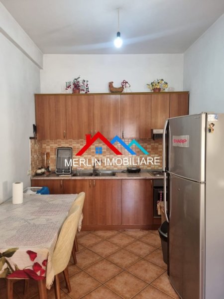 Tirane, jepet me qera apartament 2+1+Ballkon Kati 2, 114 m² 500 € (RRUGA BEGO HOXHA)
