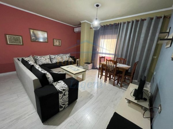 Tirane, jepet me qera apartament 1+1 Kati 4, 70 m² 500 € (Liqeni i thate)