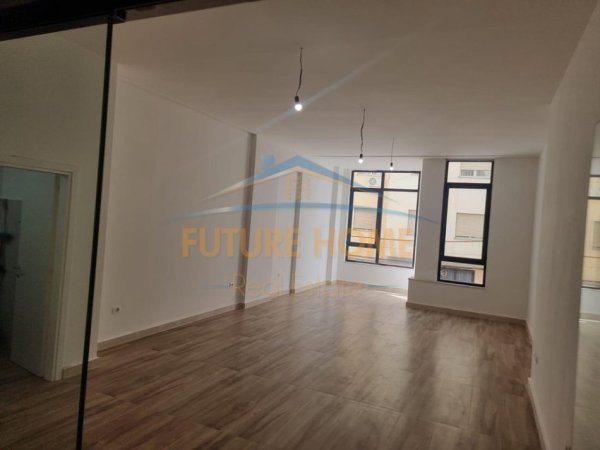 Tirane, jepet me qera zyre Kati 1, 72 m² 1.300 € (Rruga Mine Peza)