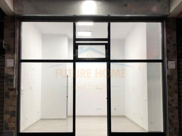 Tirane, jepet me qera dyqan Kati 0, 21 m² 500 € (4 Deshmoret)