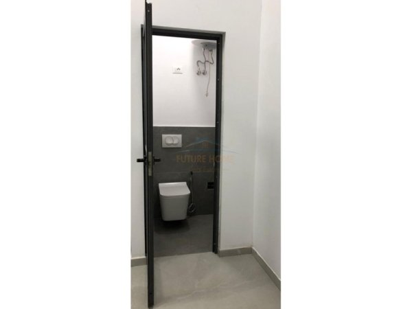 Tirane, jepet me qera dyqan Kati 0, 21 m² 500 € (4 Deshmoret)
