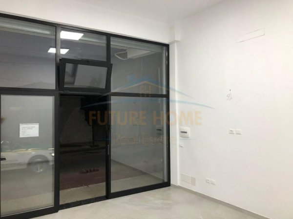 Tirane, jepet me qera dyqan Kati 0, 21 m² 500 € (4 Deshmoret)