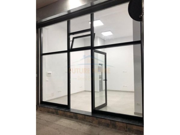 Tirane, jepet me qera dyqan Kati 0, 21 m² 500 € (4 Deshmoret)