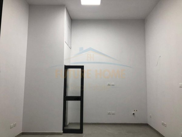 Tirane, jepet me qera dyqan Kati 0, 21 m² 500 € (4 Deshmoret)