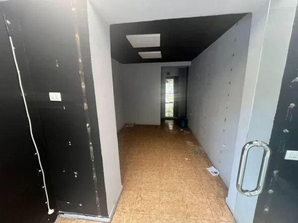 Tirane, jepet me qera ambjent biznesi Kati 0, 25 m² 700 € 